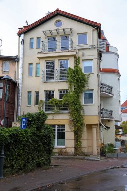 Sopot, Polonya - 9 Ekim 2024: Ülkenin kuzey kesimindeki kıyı kentinin mimarisi, Tri-City birleşimi. Burası bulutlu bir günde balkonları görünen bir apartman dairesi..
