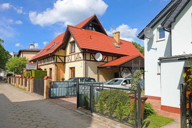 Ustronie Morskie, Polonya - 29 Mayıs 2024: Ustronie Morskie, Polonya 'da konutlar, yazlıklar ve turistler için kiralık odaları olanlar var.