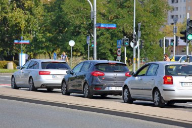 Varşova, Polonya - 24 Eylül 2024: Trafik başlayabilir çünkü Praga-Poludnie 'nin bir alt bölgesi olan Goclaw konutlarındaki kavşakta yeşil ışık yanıyor