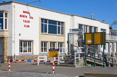 Ostend, Belçika - 2 Haziran 2010: Üzerinde Royal North Sea Yacht Club yazan beyaz tuğlalı bir bina. Aslında, bu bina limanda ve yakınlarda bir marinası var..