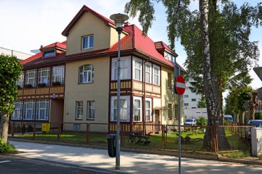 Ustronie Morskie, Polonya - 28 Mayıs 2024: Chrobrego Caddesi 'nde bu sahil tatil beldesi mimarisinin bir örneği olan bir ev var. Ev inşaatının ahşap unsurları görülebilir..