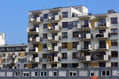 Varşova, Polonya - 26 Ekim 2024: Praga-Poludnie 'nin bir alt bölgesi olan Goclaw' da yeni inşa edilmiş modern bir konut binasının cephesi.