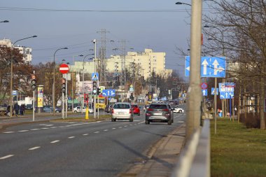Varşova, Polonya - 18 Ocak 2025: Yol Praga-Poludnie bölgesindeki Goclaw konutlarından geçiyor. Burada bölgedeki kavşaklardan birinde trafiği görebilirsiniz..