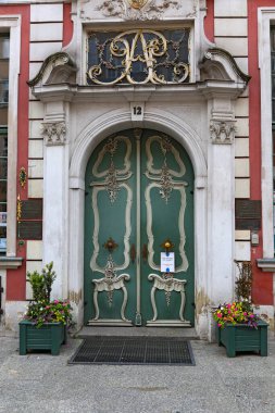 Gdansk, Polonya - 10 Ekim 2024: Rococo giriş kapısı Uphagen armalı dekoratif bir portala sahip. Burası Dluga Caddesi 'ndeki 18. yüzyıldan kalma bir apartman dairesi..