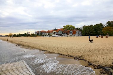 Sopot, Polonya - 7 Ekim 2024: 5 yıldızlı Sofitel Grand Sopot Oteli, Sheraton Oteli ve diğer binalar Gdansk Körfezi 'nin kumlu sahilinin kenarında yer almaktadır..