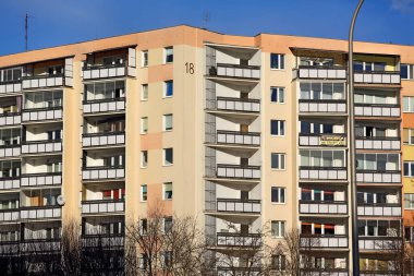 Varşova, Polonya - 28 Ocak 2025: Çok katlı bina büyük panel sistem teknolojisi kullanılarak inşa edildi. Bu apartman Goclaw konutlarında bulunan türünün tek örneği..