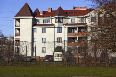 Varşova, Polonya - 20 Ocak 2025: Praga-Poludnie 'nin bir alt bölgesi olan Goclaw konutlarında güneşli ve karsız bir kış gününde bir apartman bloğu.