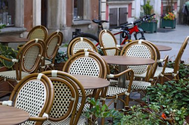 Gdansk, Polonya - 10 Ekim 2024: Bu açık hava restoranı açık görünmüyor. Bir sürü masa ve sandalye var ama koltuklar henüz dolu değil..