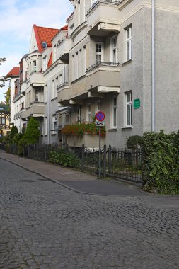 Sopot, Polonya - 7 Ekim 2024: Ülkenin kuzey kesimindeki kıyı kentinin mimarisi, Tri-City birleşimi. İşte kaldırımlı bir caddede bir sıra ev..