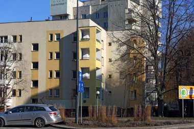 Varşova, Polonya - 10 Şubat 2025: Praga-Poludnie bölgesinin bir parçası olan Goclaw yerleşim bölgesinin manzarası. Apartman binaları ve sokağa park edilmiş bir araba görülebilir..