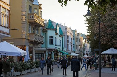 Sopot, Polonya - 8 Ekim 2024: Bohaterow Monte Cassino Caddesi 'ndeki şehrin mimarisi, çok sayıda restoran, kafe ve kulüp ile araba trafiğine tamamen kapalıdır.