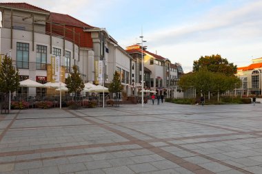 Sopot, Polonya - 8 Ekim 2024: Akşam manzarası, ülkenin kuzey kesimindeki Tri-City 'deki bir kıyı şehrinin kentsel manzarasını gösteriyor. Yumuşak gölgeli modern binalar var..