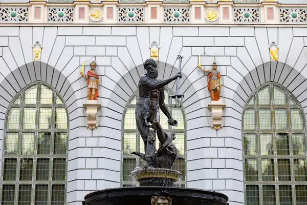 Gdansk, Polonya - 10 Ekim 2024: Artus Court 'un önünde ünlü çeşmenin üzerinde Neptün heykeli duruyor.