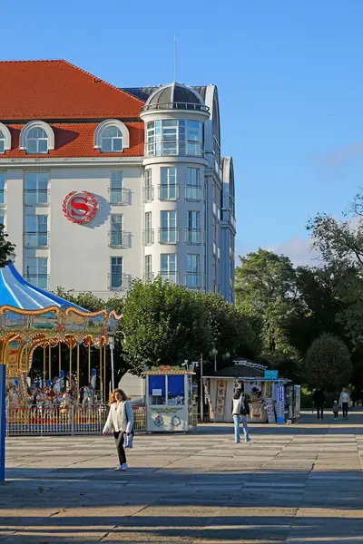 Sopot, Polonya - 9 Ekim 2024: Şebekedeki en iyi otellerden biri olan Sheraton 'ın işaretli binanın kısmi görüntüsü.