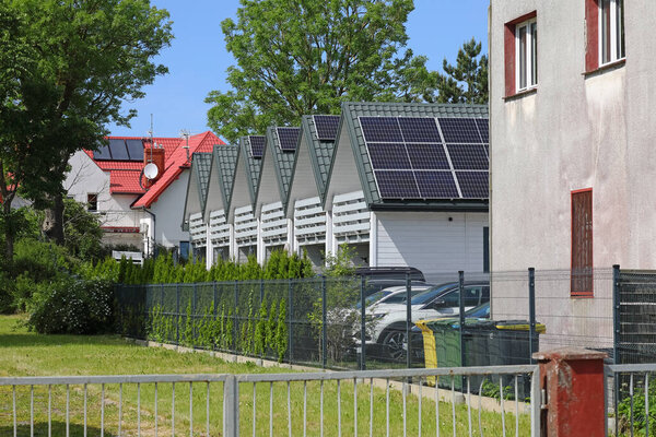 Устроние Морское, Польша - 29 мая 2024 года: Дома для отдыха построены бок о бок. Фотогальванические элементы можно увидеть на их крышах.