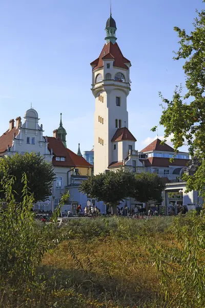 Sopot, Polonya - 12 Ekim 2024: Ülkenin kuzey kesimindeki kıyı kenti binaları Tri-City 'de toplanıyor. Deniz feneri olarak bilinen bir gözlem kulesi var..