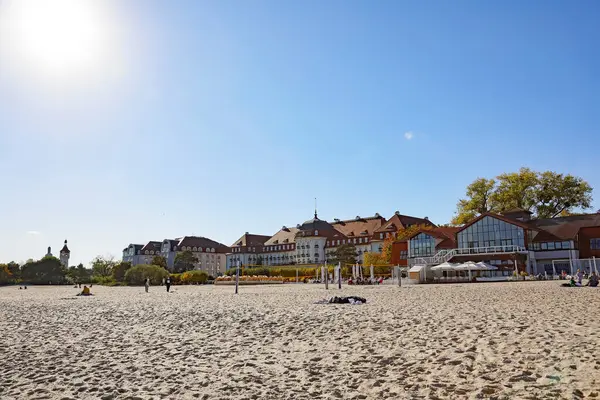 Sopot, Polonya - 12 Ekim 2024: Kumlu plajın arkasında, Gdansk Körfezi kıyısında, Sofitel Grand Sopot oteli. Otelin bulunduğu bina 1927 yılına dayanıyor. 