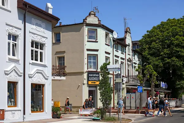 Ustronie Morskie, Polonya - 26 Mayıs 2024: Batı Pomerania bölgesindeki bu kıyı köyünün geleneksel evleri bahar güneşiyle yıkanır.