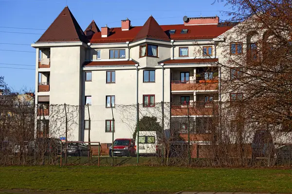 Varşova, Polonya - 20 Ocak 2025: Praga-Poludnie 'nin bir alt bölgesi olan Goclaw konutlarında güneşli ve karsız bir kış gününde bir apartman bloğu.