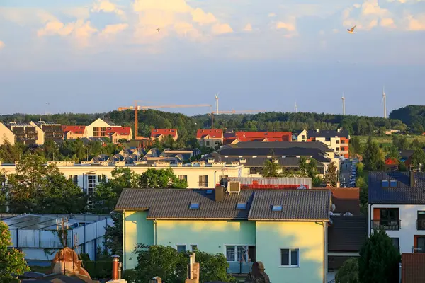 Ustronie Morskie, Polonya - 22 Mayıs 2024: Bu turist kasabasının evleri ve doğasının havadan görünüşü, biraz ileride kırsal bölgeleri de görebilirsiniz..