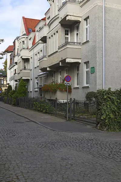 Sopot, Polonya - 7 Ekim 2024: Ülkenin kuzey kesimindeki kıyı kentinin mimarisi, Tri-City birleşimi. İşte kaldırımlı bir caddede bir sıra ev..