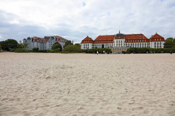 Sopot, Polonya - 7 Ekim 2024: Gdansk Körfezi kıyısında, beş yıldızlı Sofitel Grand Sopot oteli var, biraz ileride Sheraton Hotel 'i görebilirsiniz..