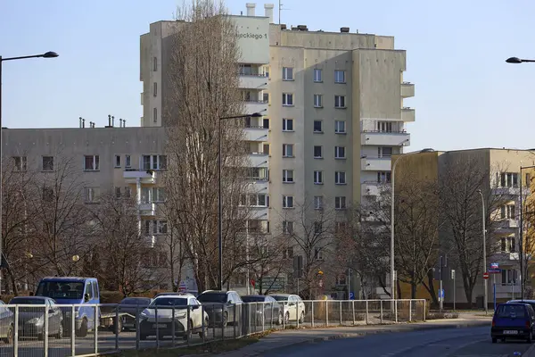 Varşova, Polonya - 10 Şubat 2025: Çoklu konut binası Goclaw konutlarındaki türünün tek örneği.