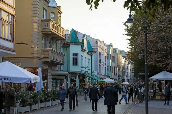 Sopot, Polonya - 8 Ekim 2024: Bohaterow Monte Cassino Caddesi 'ndeki şehrin mimarisi, çok sayıda restoran, kafe ve kulüp ile araba trafiğine tamamen kapalıdır.