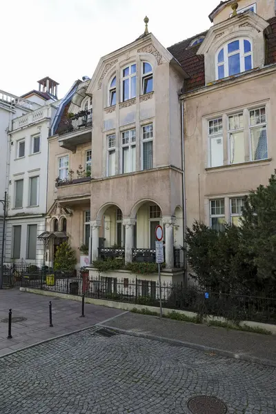 Sopot, Polonya - 7 Ekim 2024: Ülkenin kuzey kesimindeki kıyı kentinin mimarisi, Tri-City birleşimi. Burada verandalı evi görebilirsiniz..
