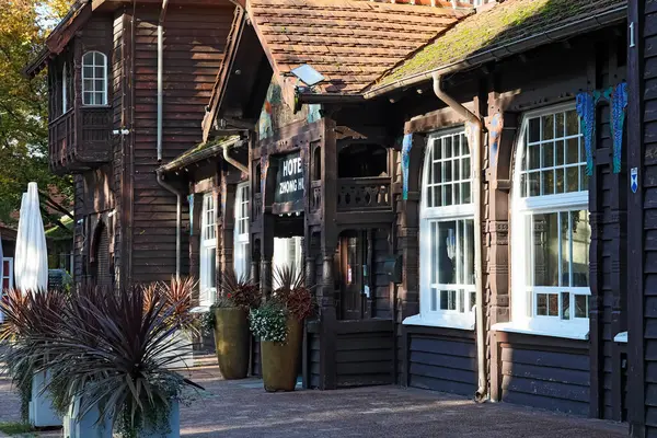 Sopot, Polonya - 9 Ekim 2024: ahşap cephe. Otelin ahşap binasının çatısı seramik fayanslarla kaplı. Giriş kapısının önünde saksılar var..