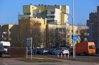 Varşova, Polonya - 10 Şubat 2025: Goclaw konutlarındaki konut binaları. Yol kenarına birkaç araba park edilmiş..