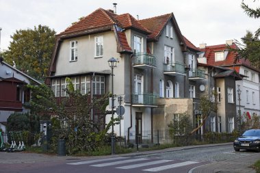 Sopot, Polonya - 8 Ekim 2024: Ülkenin kuzey kesimindeki kıyı kentinin mimarisi, Tri-City birleşimi. Binaların yakınındaki yolda yaya geçidi işaretlenmiş..