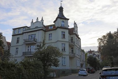 Sopot, Polonya - 8 Ekim 2024: Ülkenin kuzey kesimindeki kıyı kentinin mimarisi, Tri-City birleşimi. Burada sonbahar akşamları gölgeli evi görebilirsiniz..