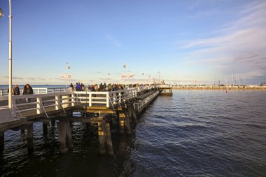 Sopot, Polonya - 5 Ekim 2024: Bu rıhtımın yan görüntüsü, çok fazla yaya trafiği var ve marina uzaklıktan görülebiliyor.