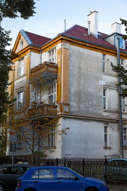 Sopot, Polonya - 8 Ekim 2024: Ülkenin kuzey kesimindeki kıyı kentinin mimarisi, Tri-City birleşimi. Burada balkonlu evi görebilirsiniz..