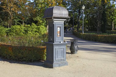 Sopot, Polonya - 12 Ekim 2024: Meteorolojik aletlerle dekoratif vintage stil meteorolojik sütun bu spa kasabasındaki mevcut hava koşulları hakkında temel verileri gösteriyor.