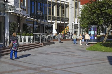 Sopot, Polonya - 12 Ekim 2024: Ülkenin kuzey kesiminde, Tri-City 'de bir deniz kenarı kasabasının mimarisi. Modern binalar var ve insanlar yakınlarda yürüyor..