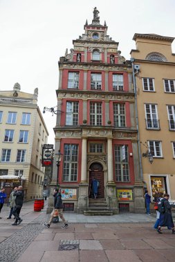 Gdansk, Polonya - 10 Ekim 2024: Geleneksel evlerin mimarisi, kafelerin, restoranların ve dükkanların çeşitliliği, bunlar şehrin bu kesimindeki turistlerin uğrak yerlerinden sadece birkaçı.