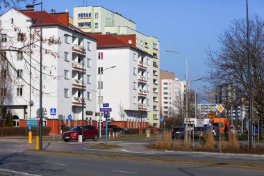 Varşova, Polonya - 10 Şubat 2025: Güneşsiz bir kış günü Goclaw Mahallesi 'ndeki kavşağın yanındaki apartmanlar.