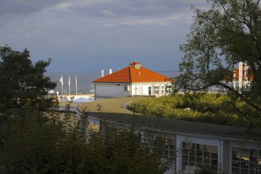 Sopot, Polonya - 6 Ekim 2024: Ünlü iskelenin başladığı deniz kıyısında küçük bir bina. Uzakta Gdansk Körfezi 'nin sularını görebilirsiniz..