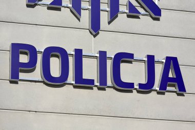 Varşova, Polonya - 10 Şubat 2025 Yerel polis karakolunun bulunduğu binanın ön cephesi. Ön cephede Polonya Polisiyle yazılmış bir polis mührü var..