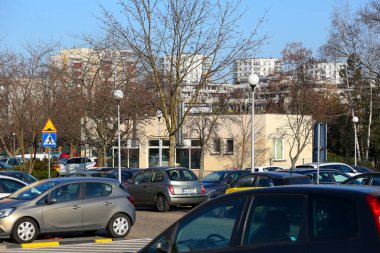 Varşova, Polonya - 10 Şubat 2025: Goclaw 'ın otoparkında arabaların park edildiği yerleşim alanı.