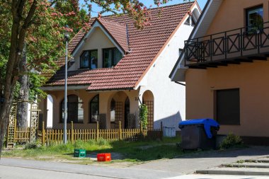 Ustronie Morskie, Polonya - 21 Mayıs 2024: Deniz kıyısında bir tatil köyünün mimarisi. Bu kasabadaki birçok ev ikametgah olmasına karşın, bazıları turistlere ev sahipliği yapıyor..