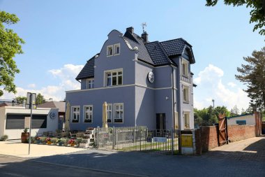 Ustronie Morskie, Polonya - 21 Mayıs 2024: Deniz kıyısında bir tatil köyünün mimarisi. Bu kasabadaki birçok ev ikametgah olmasına karşın, bazıları turistlere ev sahipliği yapıyor..