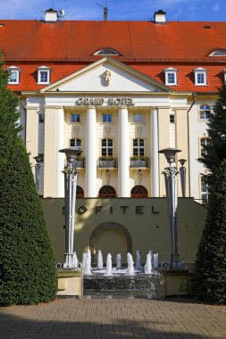 Sopot, Polonya - 6 Ekim 2024: 5 yıldızlı Sofitel Grand Sopot Oteli. Otelin bulunduğu bina 1927 yılına dayanıyor..