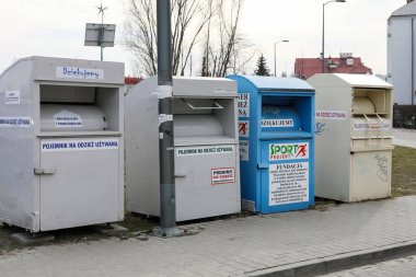 Varşova, Polonya - 9 Mart 2025: Kullanılmış giysileri toplamak için dört konteynır kuruldu. Bu konteynırlar Praga-Poludnie bölgesinin bir parçası olan Goclaw konutlarında yer alıyor..