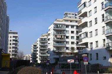Varşova, Polonya - 10 Mart 2025 Goclaw konutlarının bir kısmı çitli bir bölgede. Bu bölgede aynı dış mimariye sahip apartmanlar var..