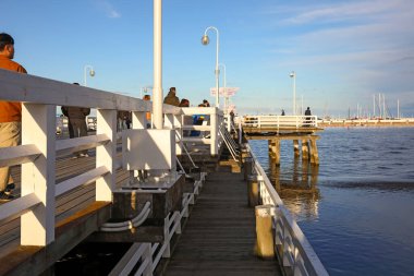 Sopot, Polonya - 5 Ekim 2024: Bu, yaya trafiği ve marinası olan rıhtımın yan görüntüsü.