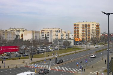 Varşova, Polonya - 7 Mart 2025 Goclaw konutlarının bir kısmının görüntüsü. Ana caddelerden birinde yaya geçidi ve yakınlarda bir otopark var..