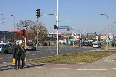 Varşova, Polonya - 8 Mart 2025 Goclaw konutları. Fieldorfa Nila Caddesi ve Jana Nowaka Jezioranskiego Caddesi kavşağı. İnsanlar karşıdan karşıya geçmek için bekliyor..